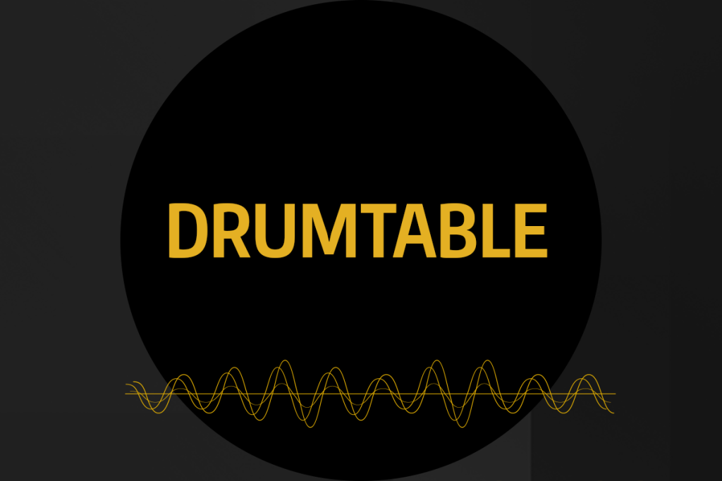 Logo Drumtable sur fond noir avec une onde sonore jaune, illustration de l'outil pour batterie.