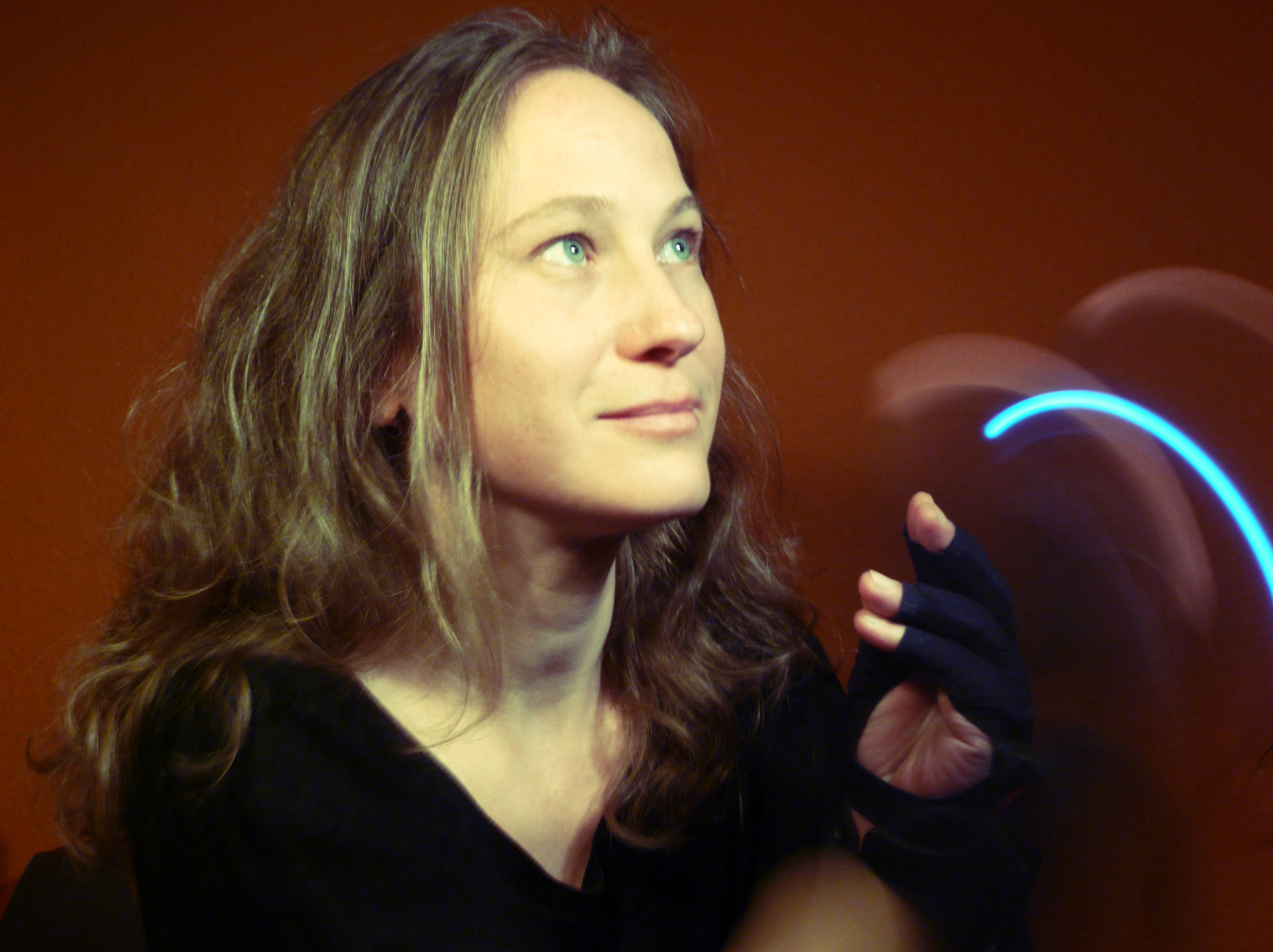 madeleine-bloom-gloves-lightstreaks-half-profile Odalie